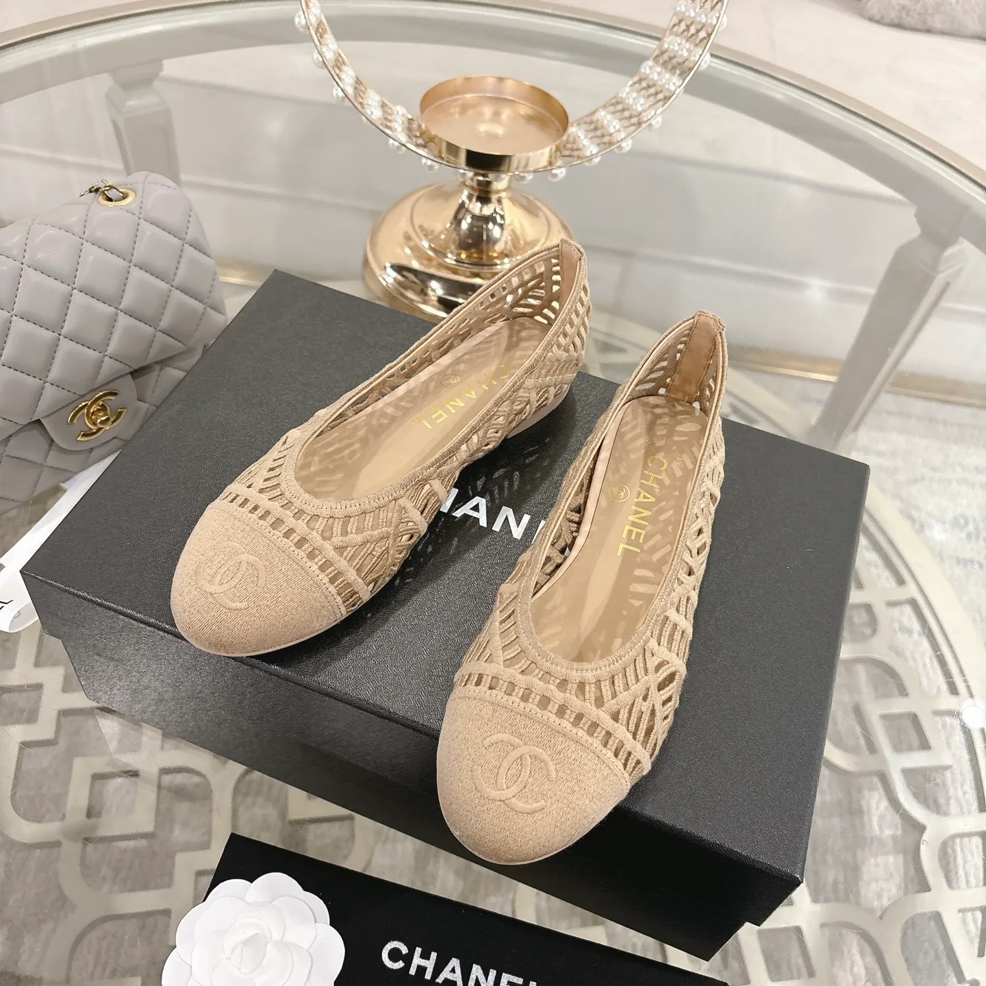 👟👟Ex-factory price 520👟👟 Chanel 25SS finally comes out with woven ballet shoes‼ ️ Shoes worthy of their own article, I have to say that they are finally waiting for you! So elegant and chill. Wear it in the summer to enjoy the breeze and walk on the street. Round square toe design. Cute and cute~ The appearance is super online. When you wear it, you will feel like a wealthy daughter. I thought it was good-looking. Only when I put it on my feet do I know how easy it is to wear~ Upper: Exclusive custom-made mesh (comfortable and breathable) Foot pad: Sheepskin Outsole: Genuine leather sole imported from Italy Size: 35-39 (customized at 40.41.42)